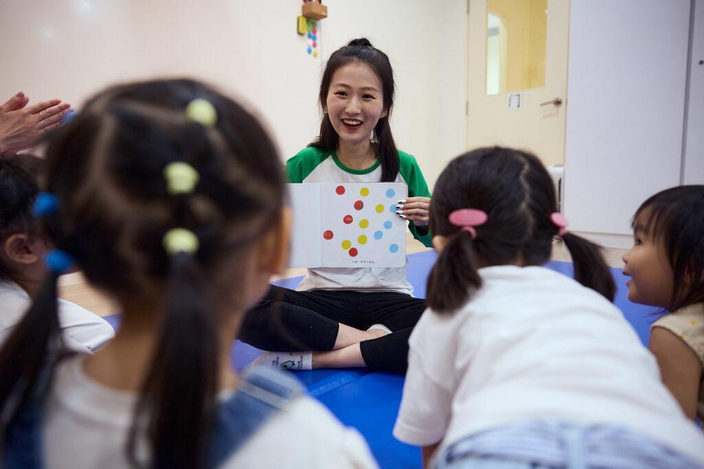 Teacher in EduGrove teaching Mandarin to children